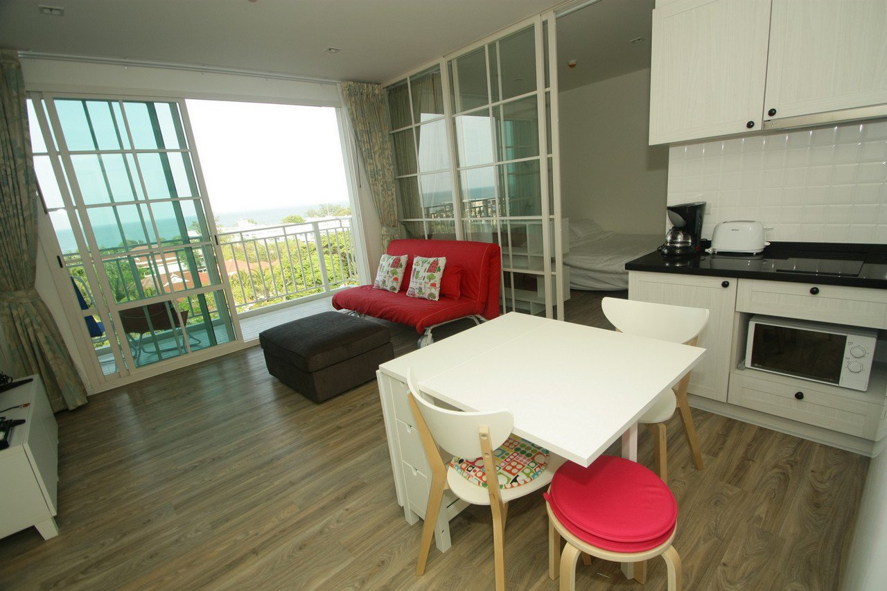 Beach Cottage condo with Great Sea View 