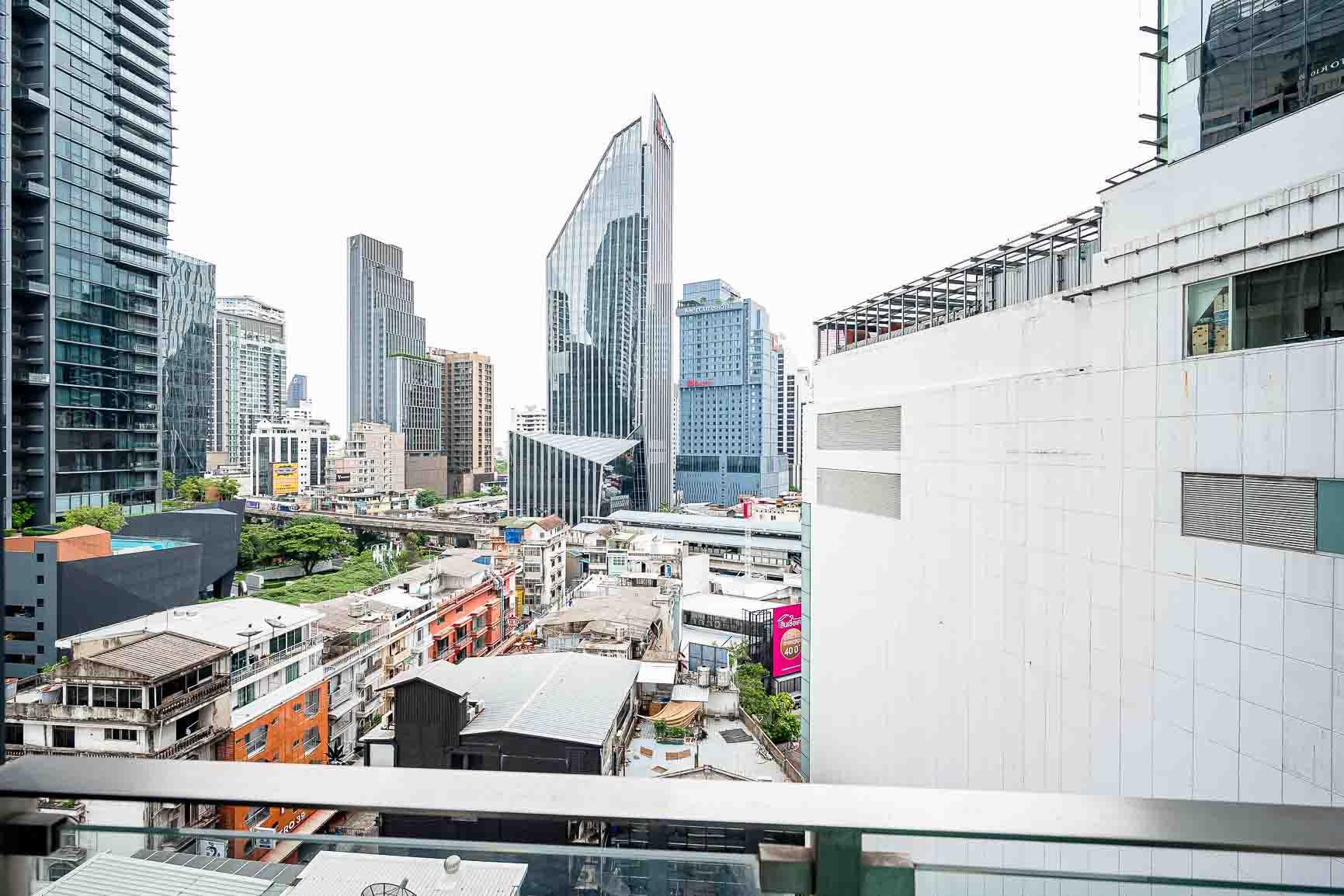 The 2 bedrooms decorated in luxury style is exceptionally positioned in Sukhumvit 39